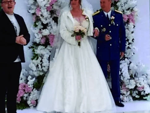 Володарка найбільших грудей України вийшла заміж за офіцера