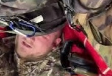 Супермотивуюче відео: поранений боєць попри біль співає Гімн України (відео)