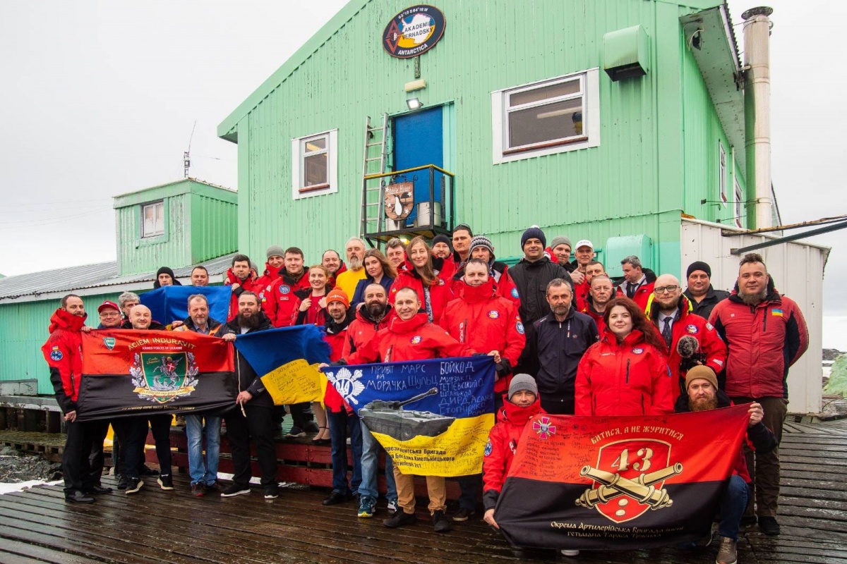 Прапор волинської бригади підняли в Антарктиді