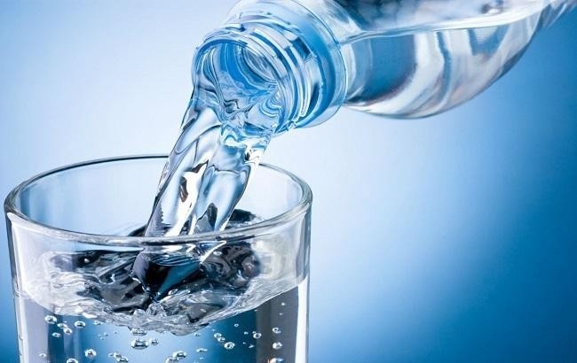 Чи треба через силу випивати два літра води?