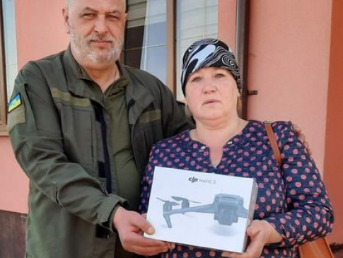 Мати загиблого волинянина передала сто тисяч гривень на потреби ЗСУ