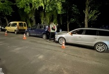 У Луцьку «Фольксваген» «припаркувався» у стоячі авто (фото)