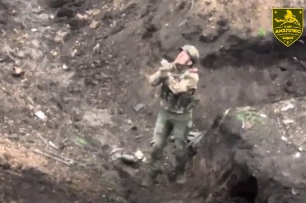 Під Бахмутом росіянин здався у полон дрону (відео)