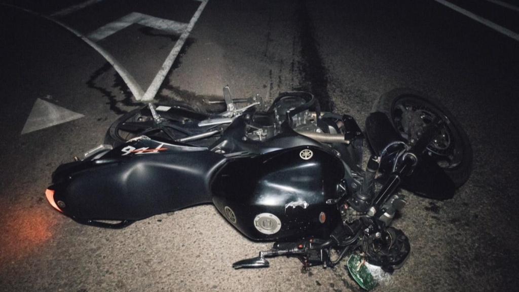На Волині 30-річний мотоцикліст впав на узбіччя дороги, він у реанімації