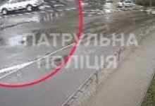 У Луцьку велосипедист «взяв на таран» авто (відео)