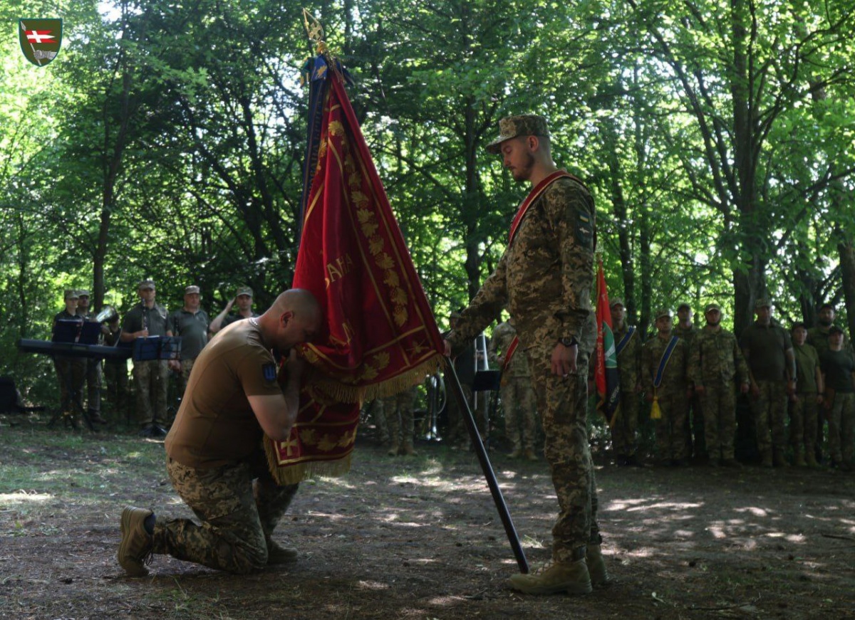 Командир 14 бригади попрощався з бойовим прапором (фото)