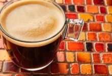 Кому краще обрати каву без кофеїну?