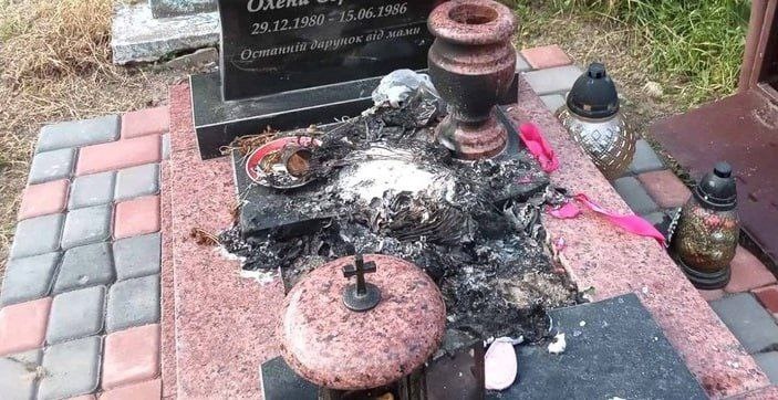 На Волині на дитячій могилі  спалили книгу та іграшку