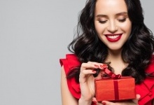 Що подарувати жінці: вишукані, оригінальні та недорогі подарунки