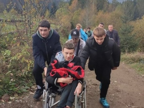 «Здійснили мрію»: діти з Волині на руках винесли друга на гору в Карпатах