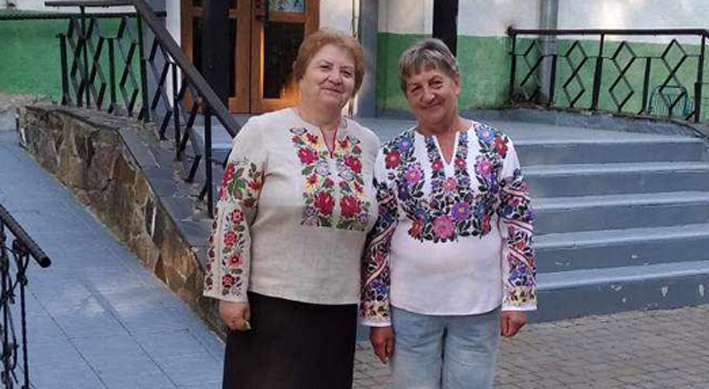 Дві свахи-вишивальниці Таїсія Пацаманюк та Анна Савчук 