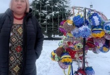 На Львівщині жінку від хвороби зцілили  150  вишитих кульок