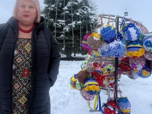 На Львівщині жінку від хвороби зцілили  150  вишитих кульок