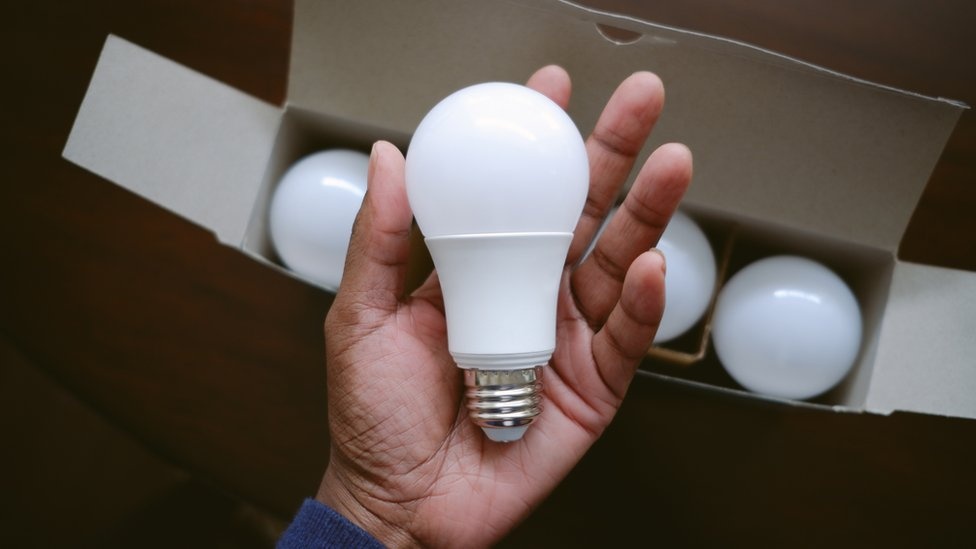 На Волині пенсіонери безкоштовно отримують  LED-лампи: подробиці