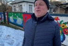 Подружжя на Чернігівщині оздоблює паркани звичайними пластиковими кришками