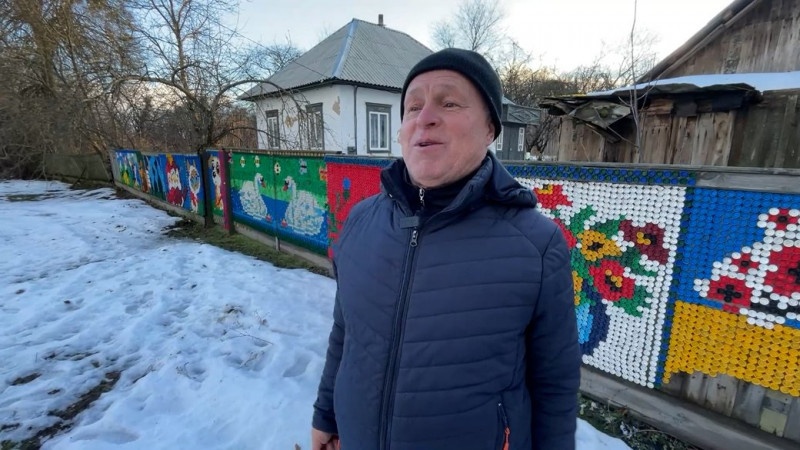Подружжя на Чернігівщині оздоблює паркани звичайними пластиковими кришками