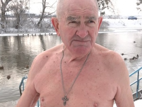 У Луцьку 83-річний чоловік «моржує» понад 20 років