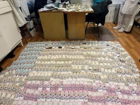 На Рівненщині лікаря оштрафували за хабар у 1500 доларів