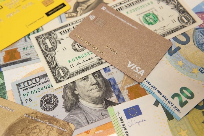 ПриватБанк знизив вартість переказів на закордонні картки