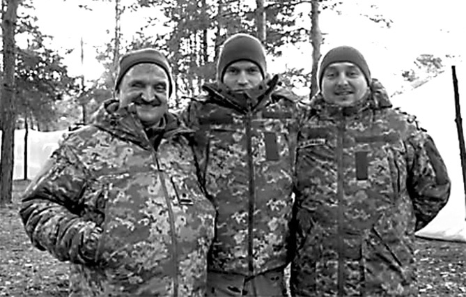 Андрій Ткачук-старший (ліворуч), Михайло та Андрій