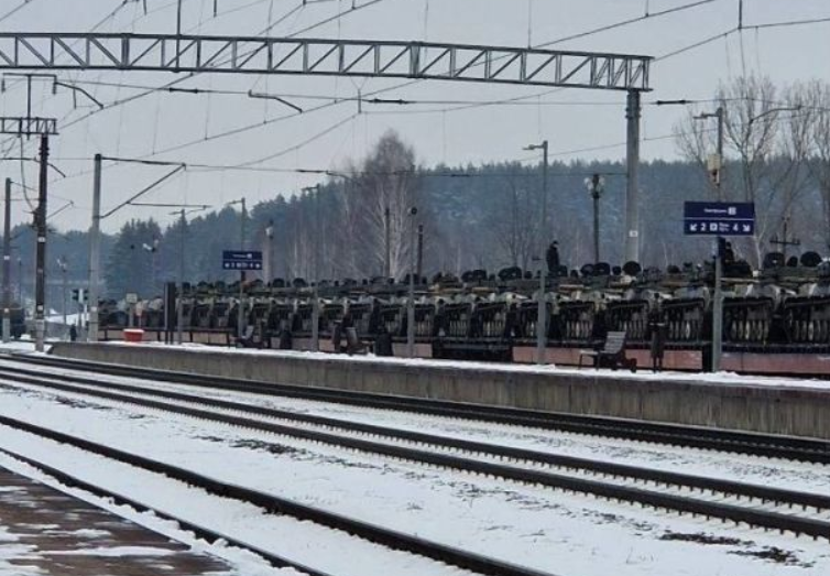 До Білорусі прибули великі колони військової техніки з росії