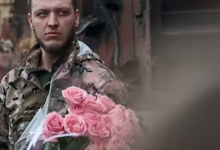 «Подумав, що покинула»: історія військового, який лишив на вокзалі букет троянд