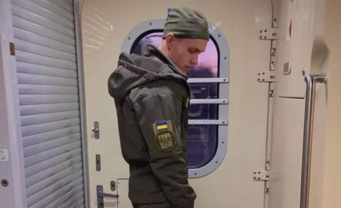 Український військовий змушений був їхати в тамбурі потяга: в чому причина