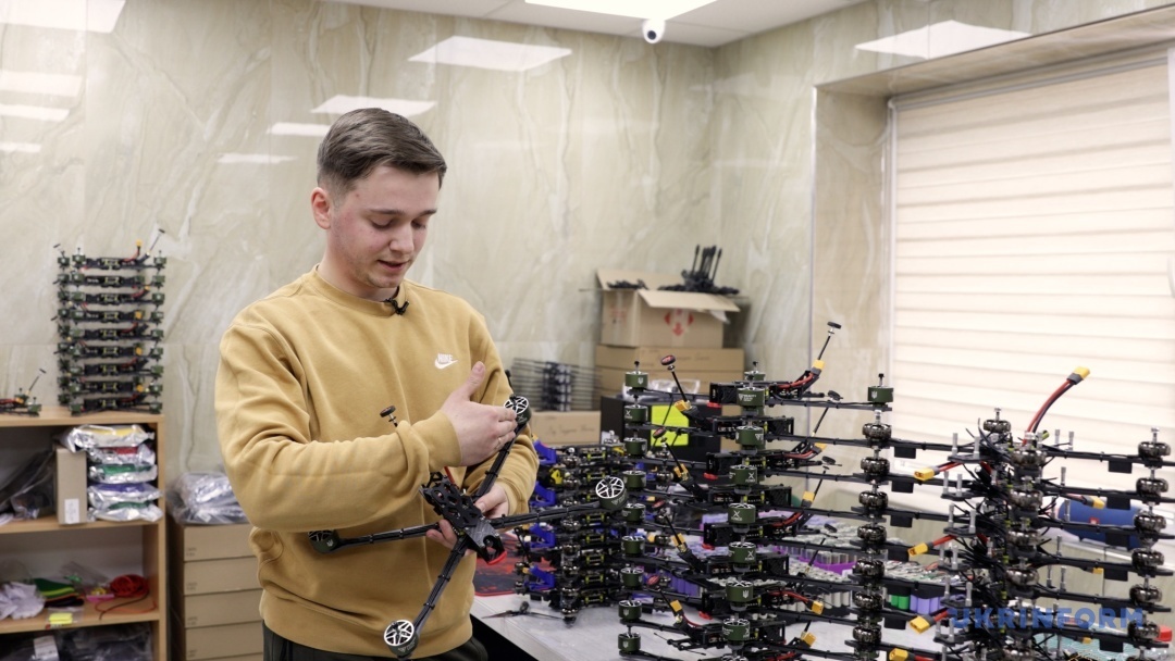 На Тернопільщині 21-річний хлопець робить «пташки» для ЗСУ