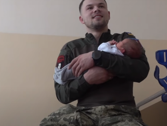 Військовий з Тернополя, який втратив на війні обидві ноги, забрав дружину і сина з пологового