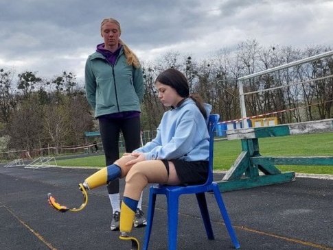 12-річна українка, яка втратила ноги через обстріл вокзалу Краматорська, готується до марафону