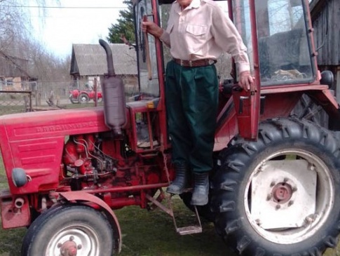 На Волині чоловік у 80 літ ще на тракторі трудиться