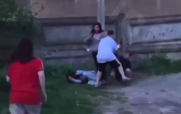На Львівщині підлітки напали на дівчину: били ногами по обличчю