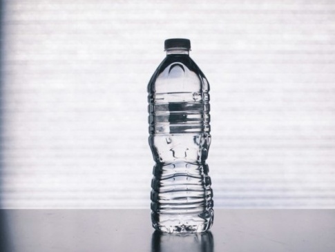 Навіщо японці ставлять біля своїх будинків пляшки з водою: дуже хитрий спосіб