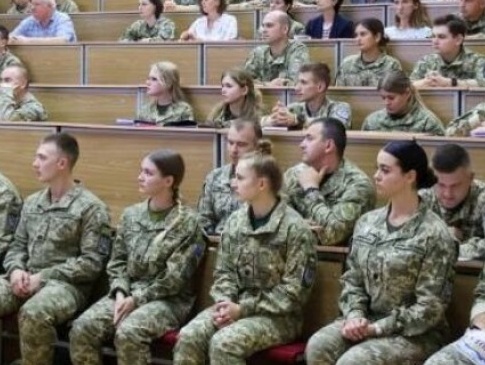 Від 2025 року в українських вишах запровадять базову військову підготовку