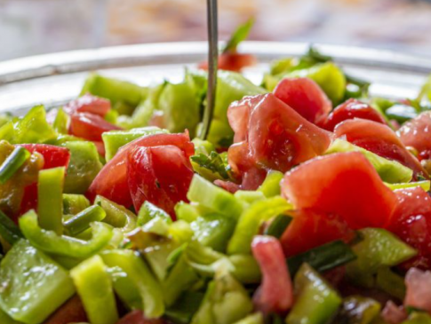 Овочевий салат з огірком, болгарським перцем, гострою заправкою