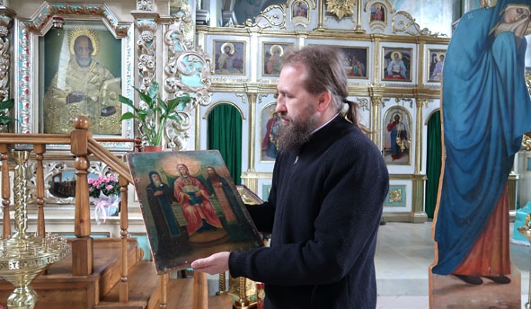 Отець Костянтин з іконою, врятованою біля Авдіївки