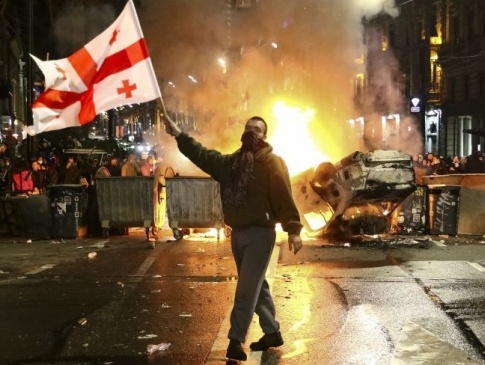 У Грузії – справжній Майдан: у хід пішли водомети та сльозогінний газ