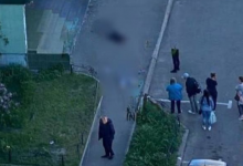 У Києві жінка стрибнула з висоти та вбила собою перехожого