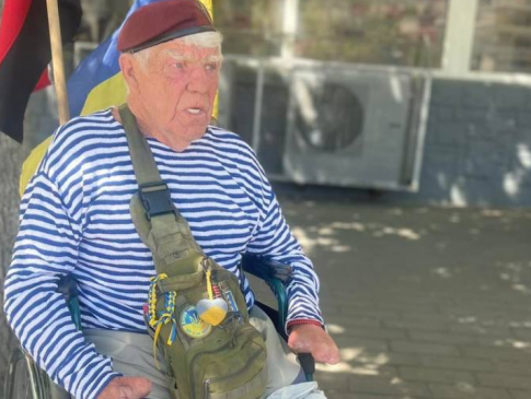 У Луцьку 77-річний волонтер з Херсону «Дядя Гріша»  збирає кошти на ЗСУ