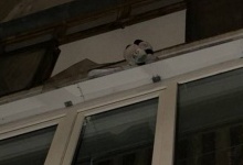 У Києві 2-річна дівчинка випала із вікна, поки батьки спали п'яні