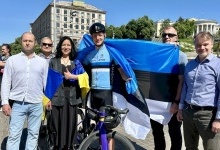 Естонський депутат, який збирав гроші на ЗСУ, доїхав на велосипеді до Києва