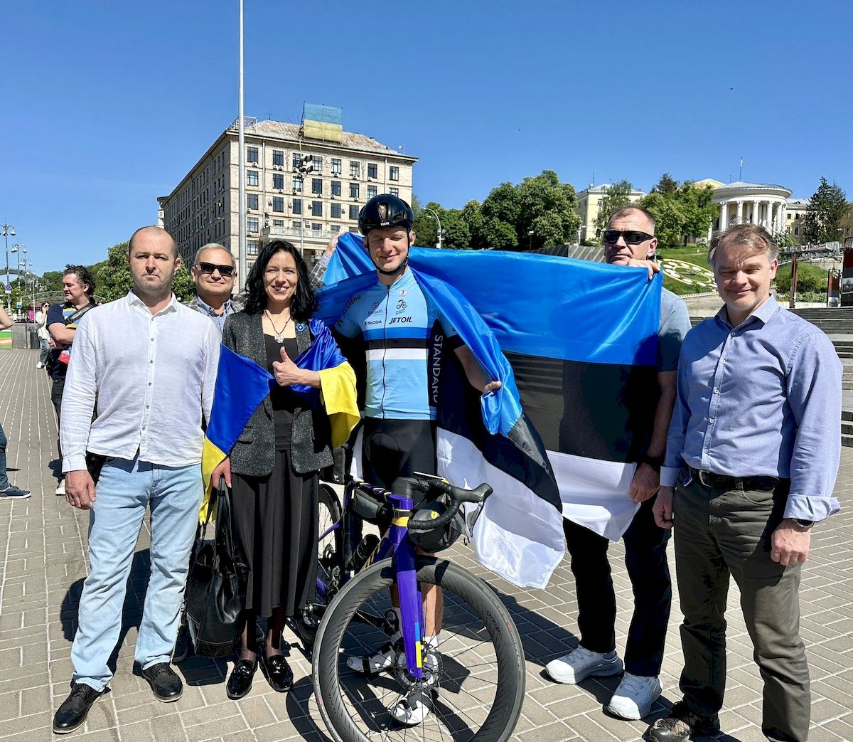 Естонський депутат, який збирав гроші на ЗСУ, доїхав на велосипеді до Києва