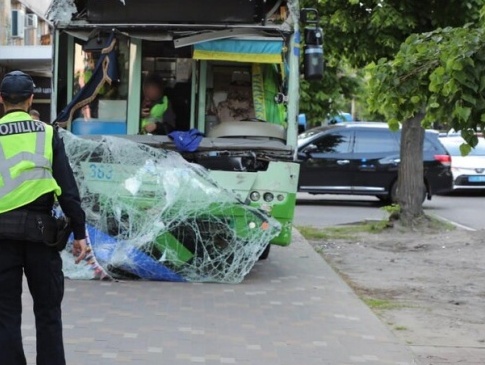 Жахлива ДТП у Черкасах: тролейбус наїхав на пішоходів – 14 людей поранено
