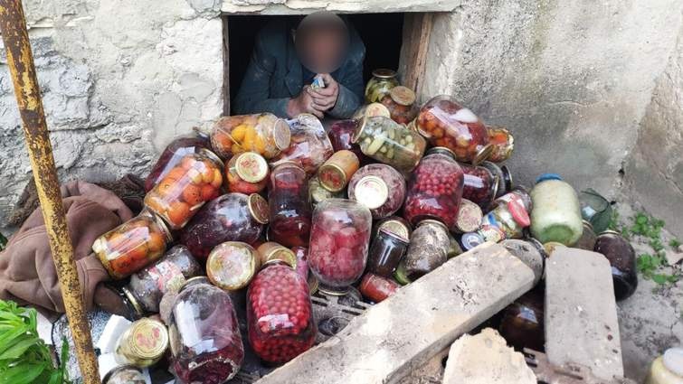 На Рівненщині грабіжник застряг у вікні під час крадіжки консервацій