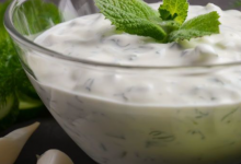 Як приготувати соус із йогурту з огірком і часником