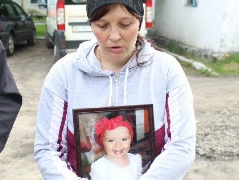 «Моя донечка жива, поки я її не відпущу», - матір померлої через недбалість лікарки 2-річної дитини на Волині