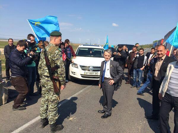 Татари прорвали кордон заради пропуску у Крим Джемільова, але проти них вийшли БТРи
