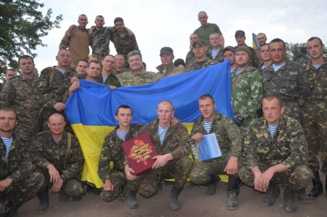 Порошенко повіз мир на Донбас у відповідь терористи обстріляли військових