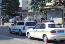 У центрі Луцька літній водій збив на переході дитячу коляску