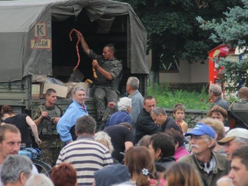 Голодні російські бойовики прийшли просити в українських військових їжу